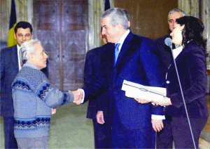 Fostul premier Călin Popescu Tăriceanu a înmânat primele certificate de acţionar la Fondul Proprietatea. Domnia sa a precizat atunci că înfiinţarea Fondului Proprietatea ca soluţie de despăgubire pentru foştii proprietari care nu-şi mai pot recupera bunurile în natură "era un lucru necesar de la bun început, în virtutea dreptului la proprietate". Fostul premier Călin Popescu Tăriceanu a înmânat primele certificate de acţionar la Fondul Proprietatea. Domnia sa a precizat atunci că înfiinţarea Fondului Proprietatea ca soluţie de despăgubire pentru foştii proprietari care nu-şi mai pot recupera bunurile în natură "era un lucru necesar de la bun început, în virtutea dreptului la proprietate".